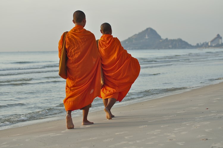 Monniken op het strand bij Hua Hin - Thailand